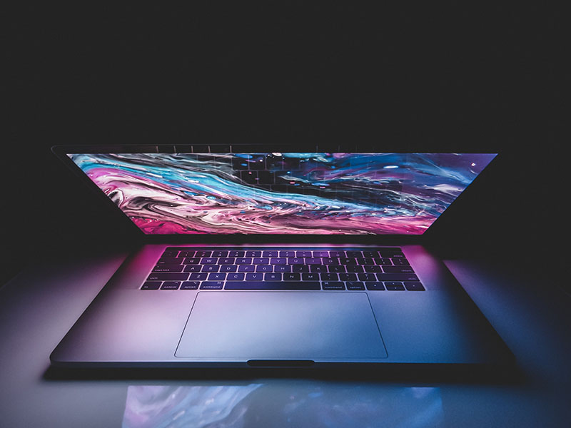 Turned off laptop computer - Photo by Ken Tomita: https://www.pexels.com/photo/turned-off-laptop-computer-389818/